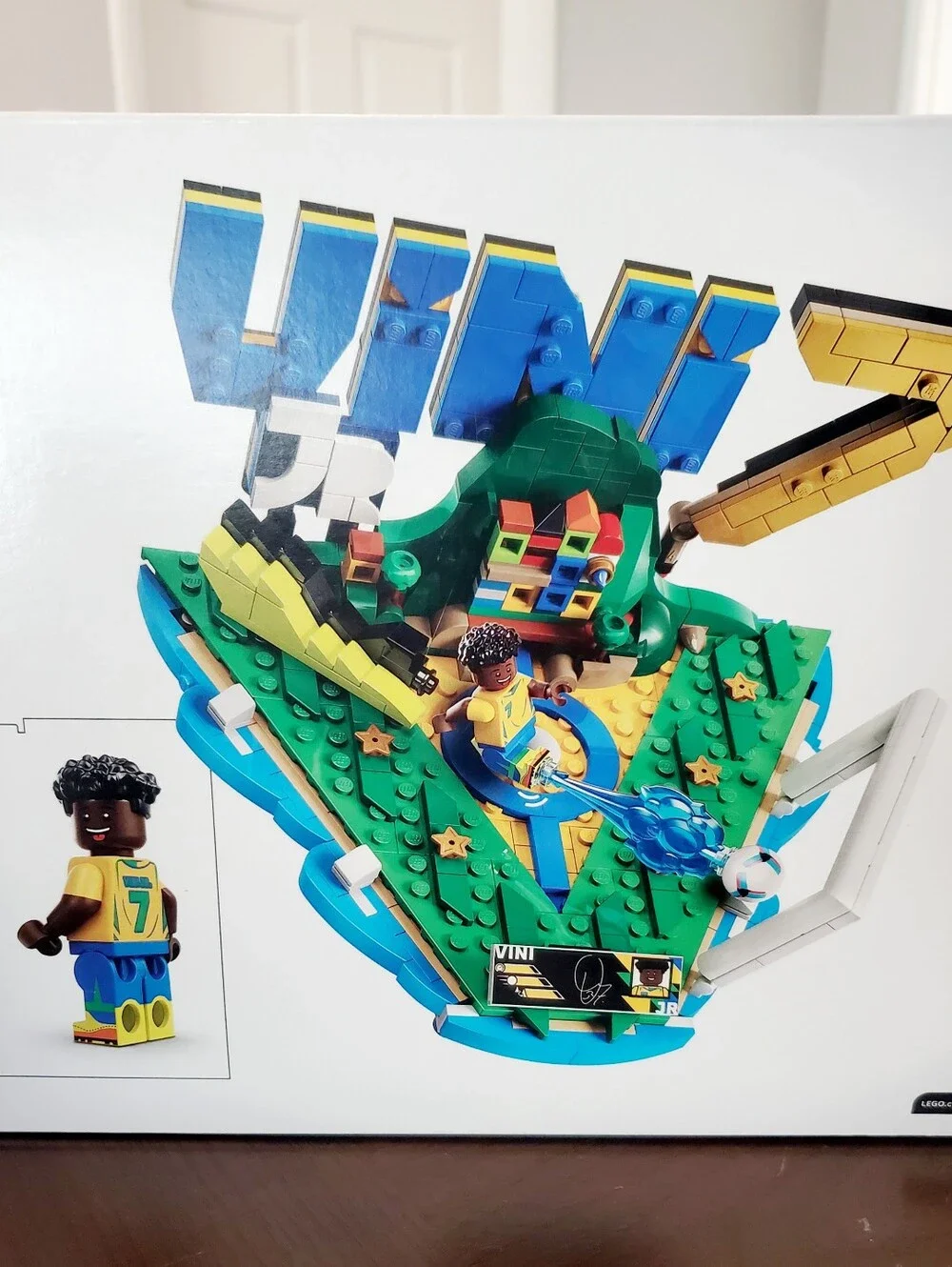 LEGO Legendary Striker & Rising Star CR7 Vini Jr. Ultimate Showcase - Picture 3 of 4